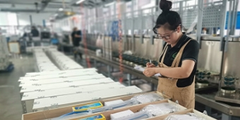 图片包含 室内, 建筑, 厨房, 男人<br><br>AI 生成的内容可能不正确。